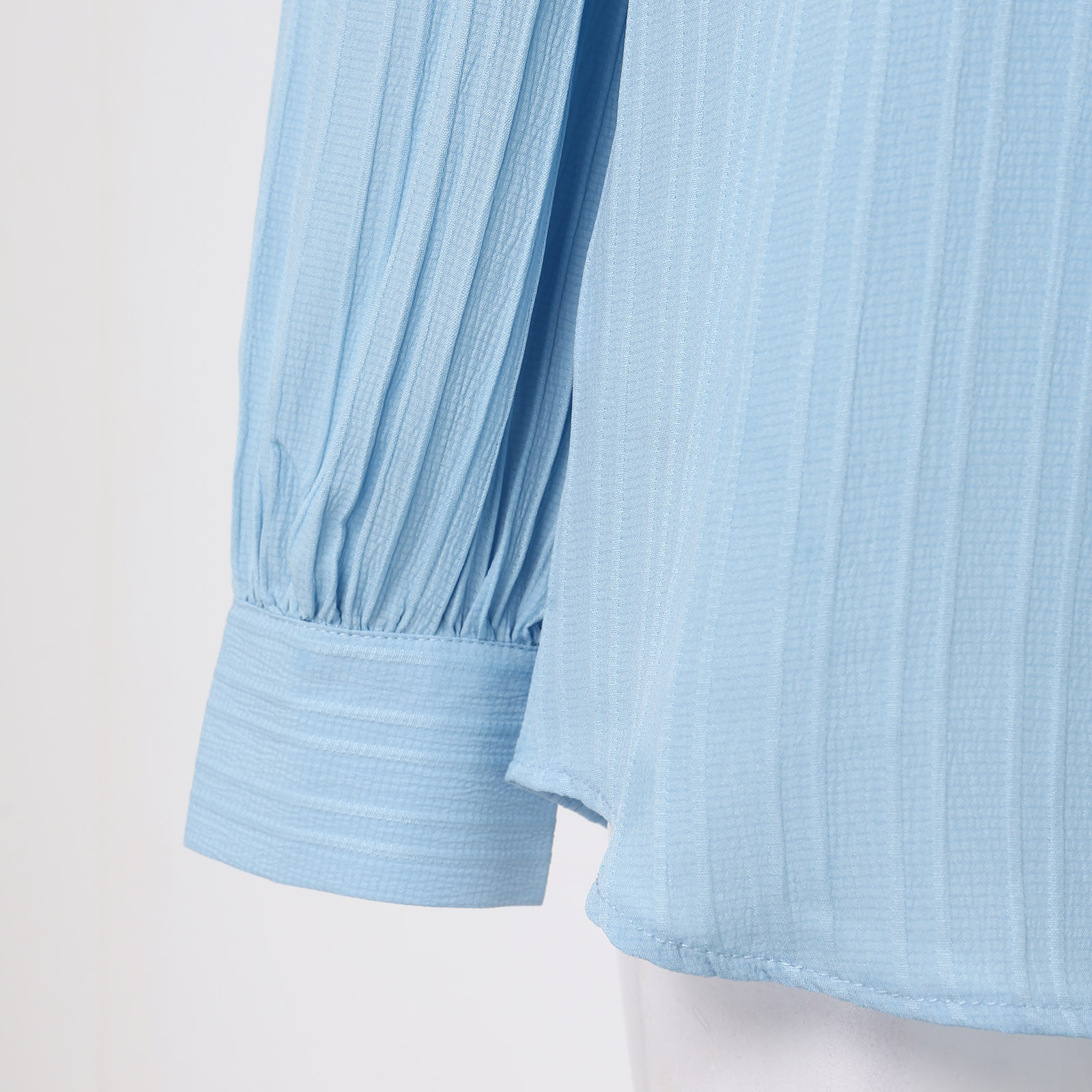thumbnail image 5 of Blusa de encaje con cuello en V para mujer - Color liso, manga corta, poliéster, camisa elegante y casual para el trabajo o una cita, 5 of 7